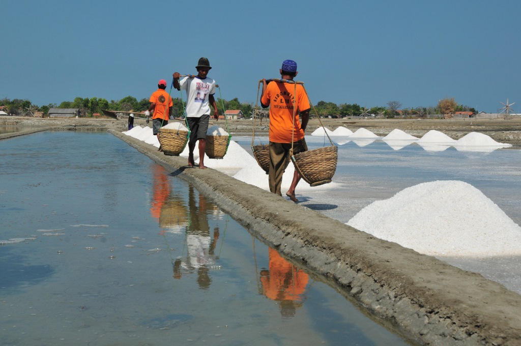 32Petani Garam Madura-kkp.jpg